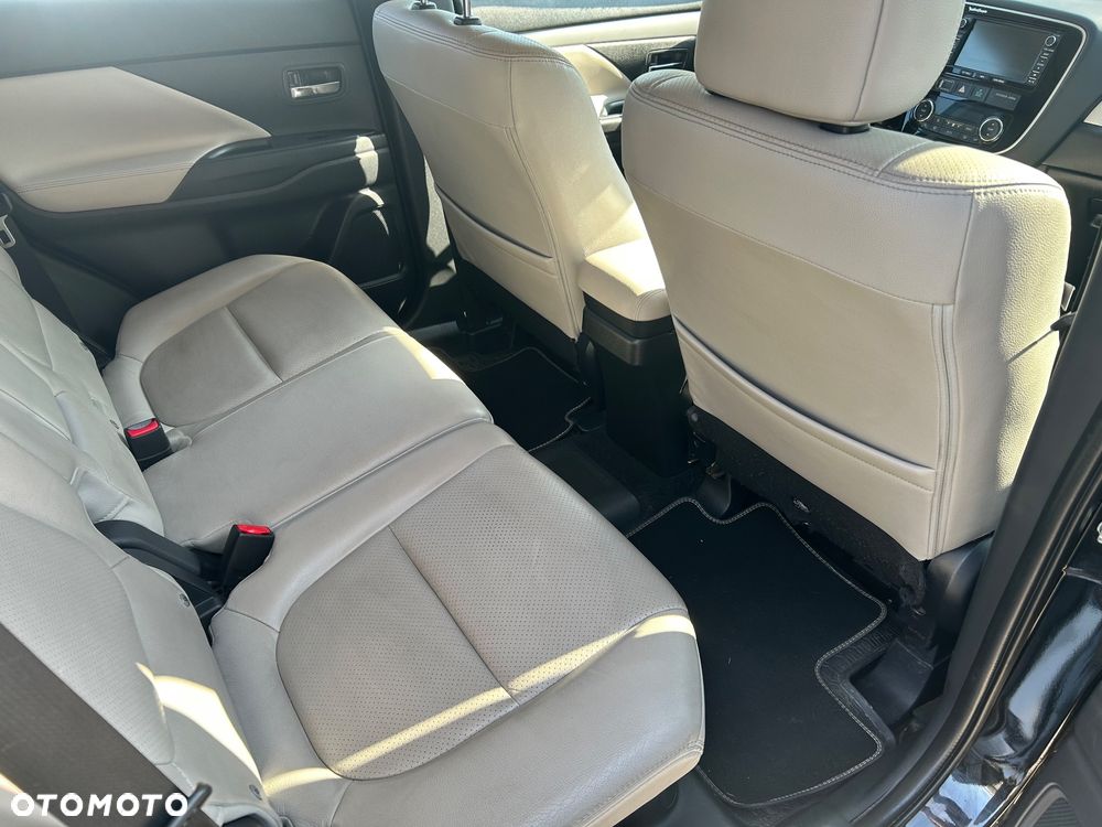 Mitsubishi Outlander Instyle NAVI + - 21