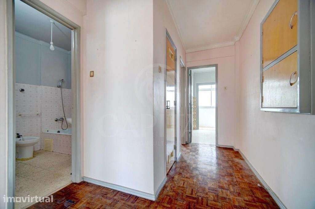 T2 com varandas na Bobadela com excelente potencial de remodelação - Grande imagem: 3/24