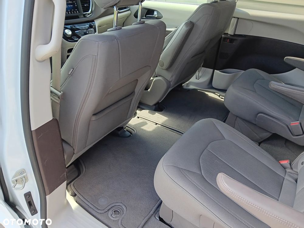 Chrysler Pacifica - 11