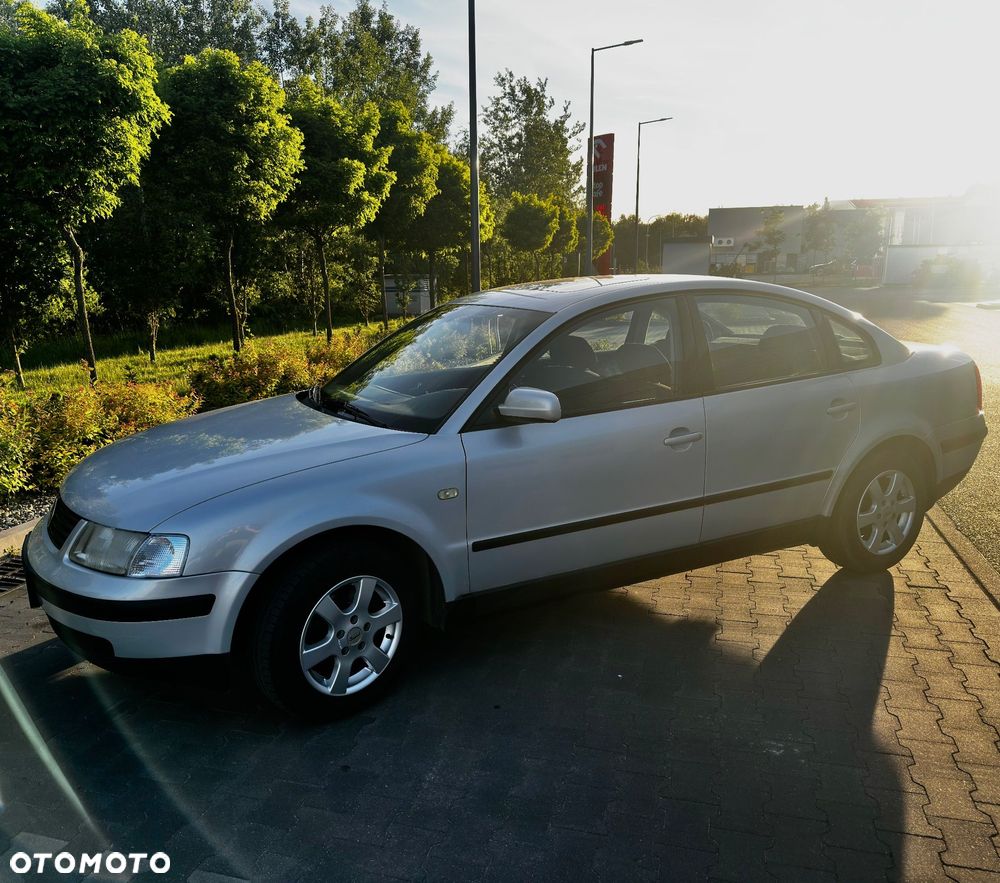 Volkswagen Passat 1.6 - 8