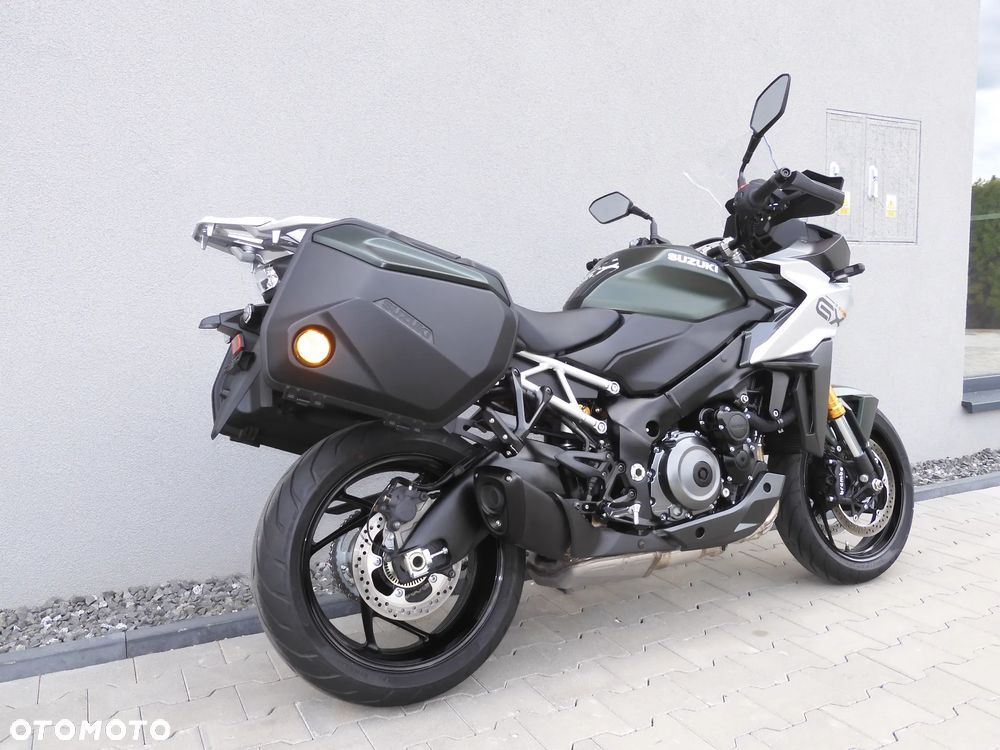 Suzuki GSX - 18