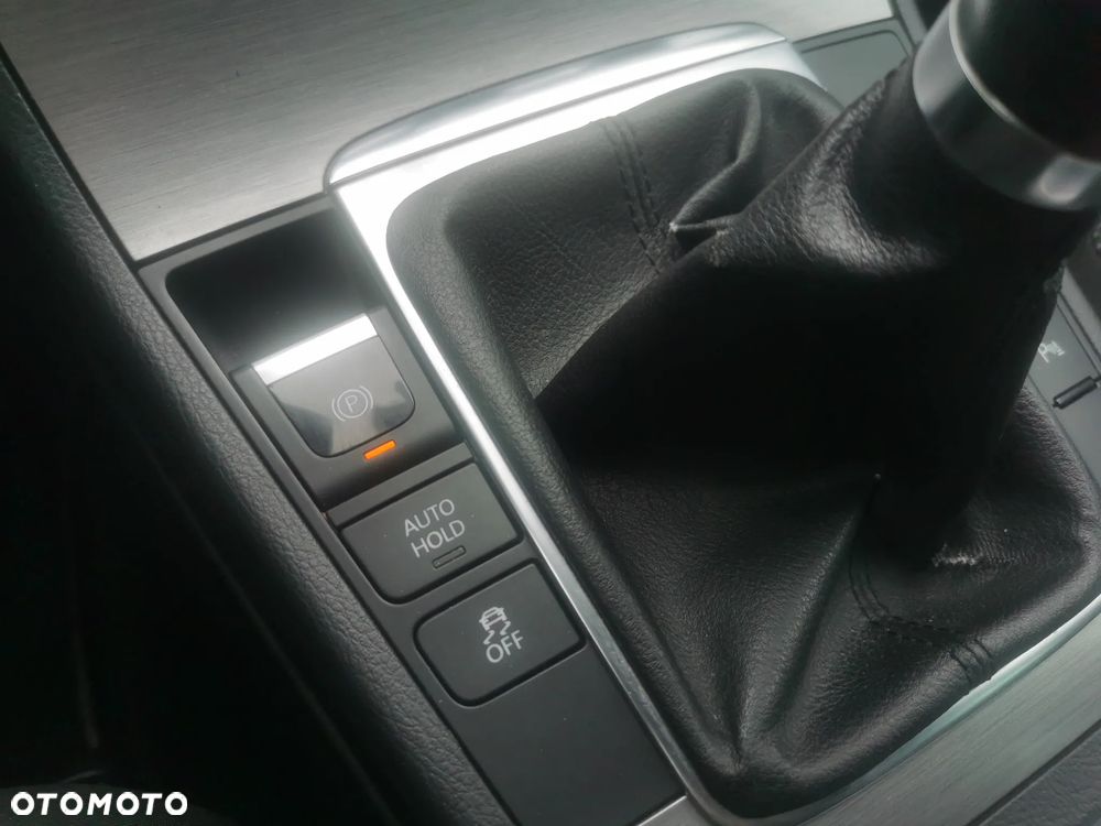Volkswagen Passat Variant 2.0 Blue TDI SCR Highline - 18