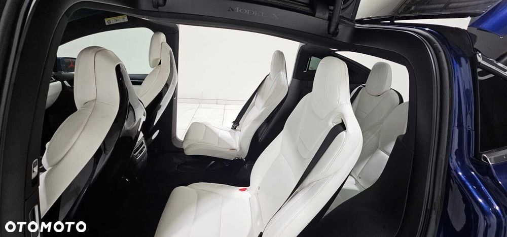 Tesla Model X - 25