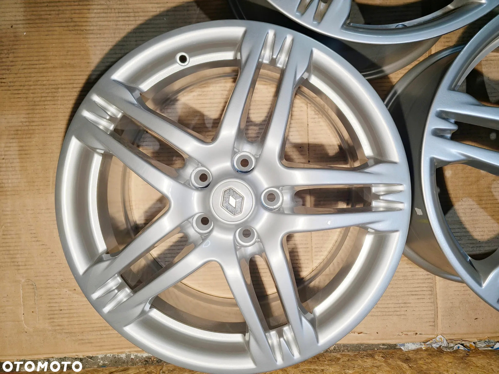 Felgi Aluminiowe 8,25-18 5x114,3x66 ET-Brak Renault A018 - 3