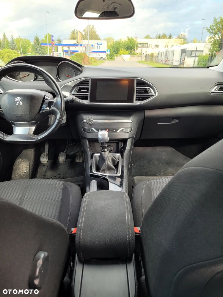 Peugeot 308 1.2 PureTech Allure S&S - 17