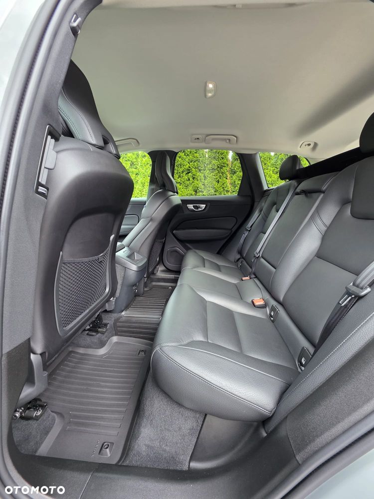 Volvo XC 60 B4 B Plus Dark - 8