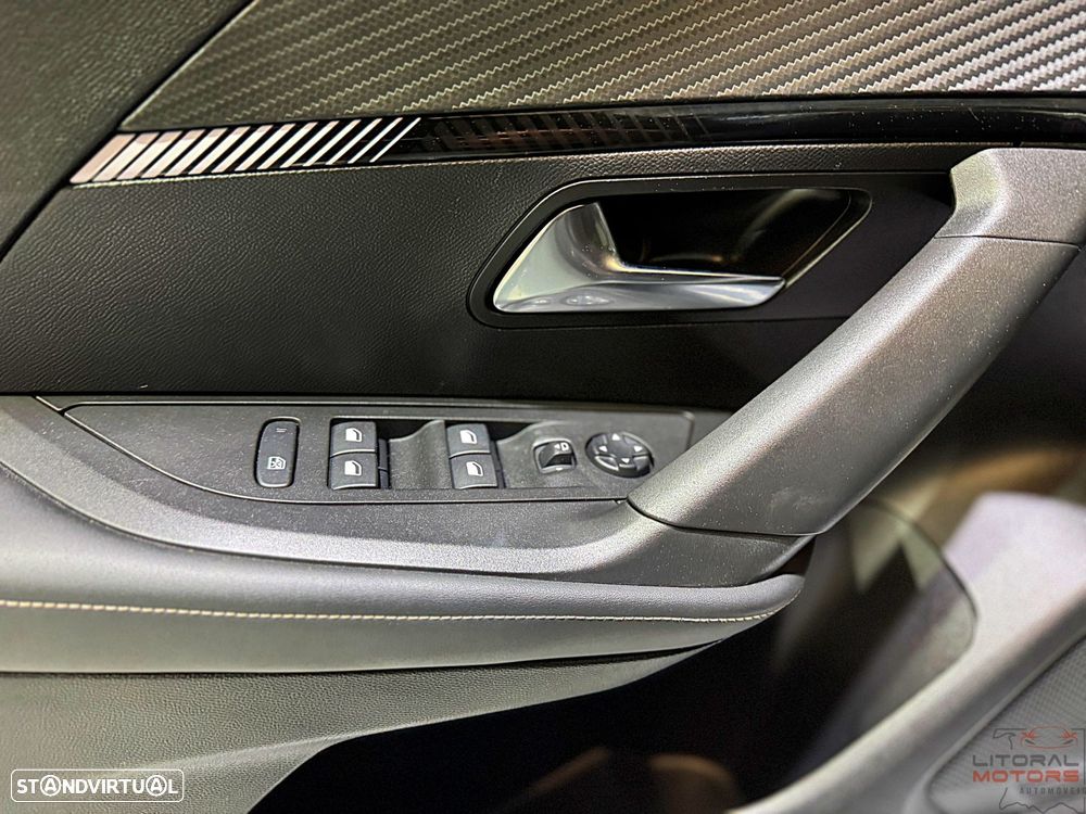 Peugeot 2008 1.2 PureTech Allure Pack EAT8 - 17