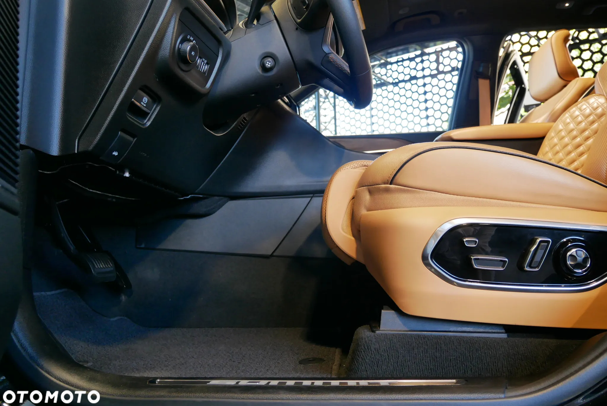 Jeep Grand Cherokee - 24
