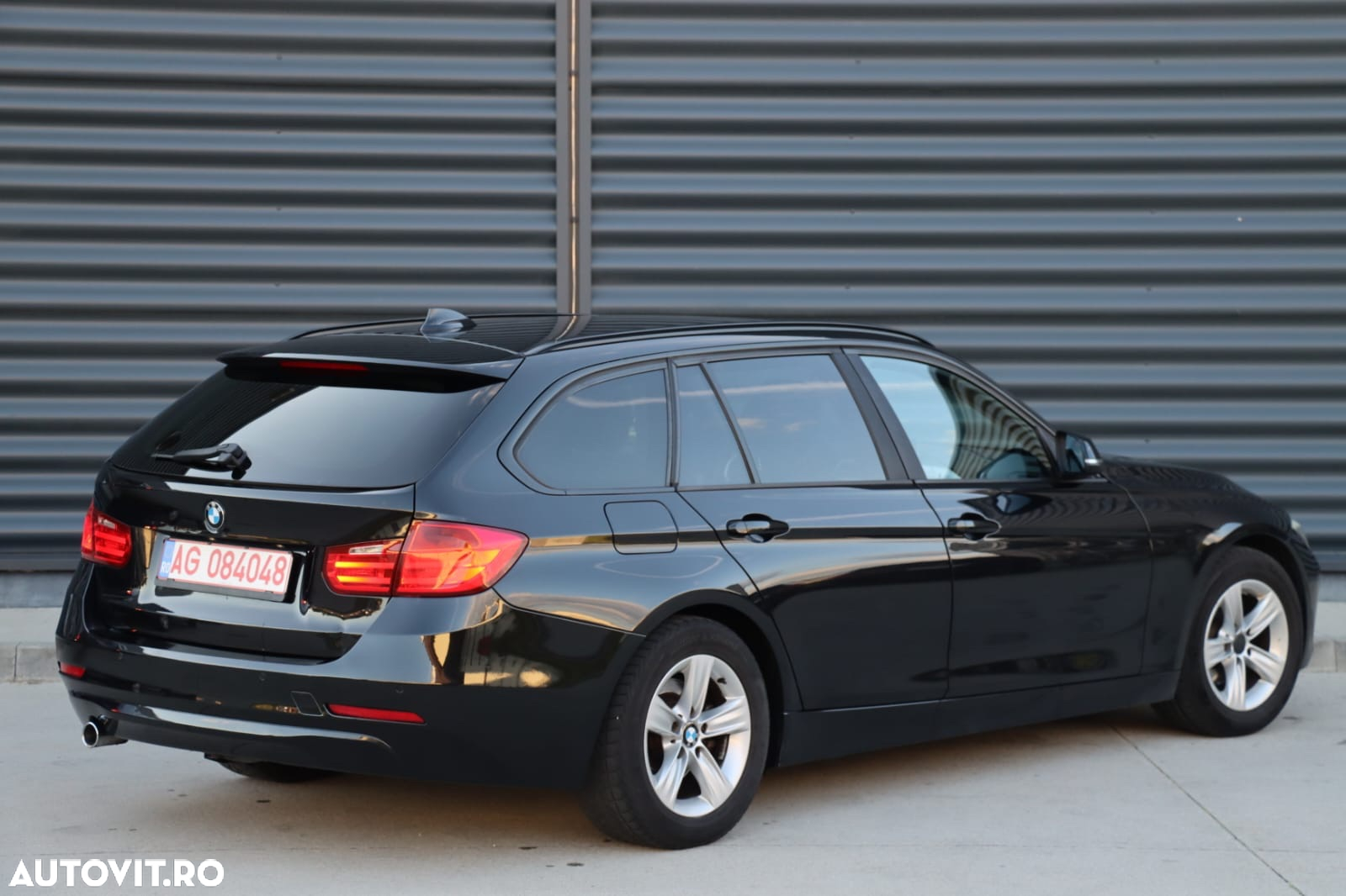 BMW Seria 3 318d DPF Touring Aut. - 2