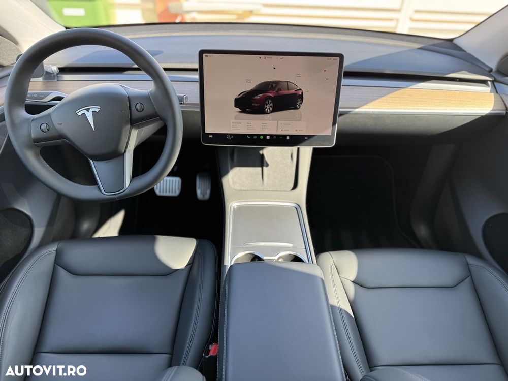 Tesla Model Y - 8