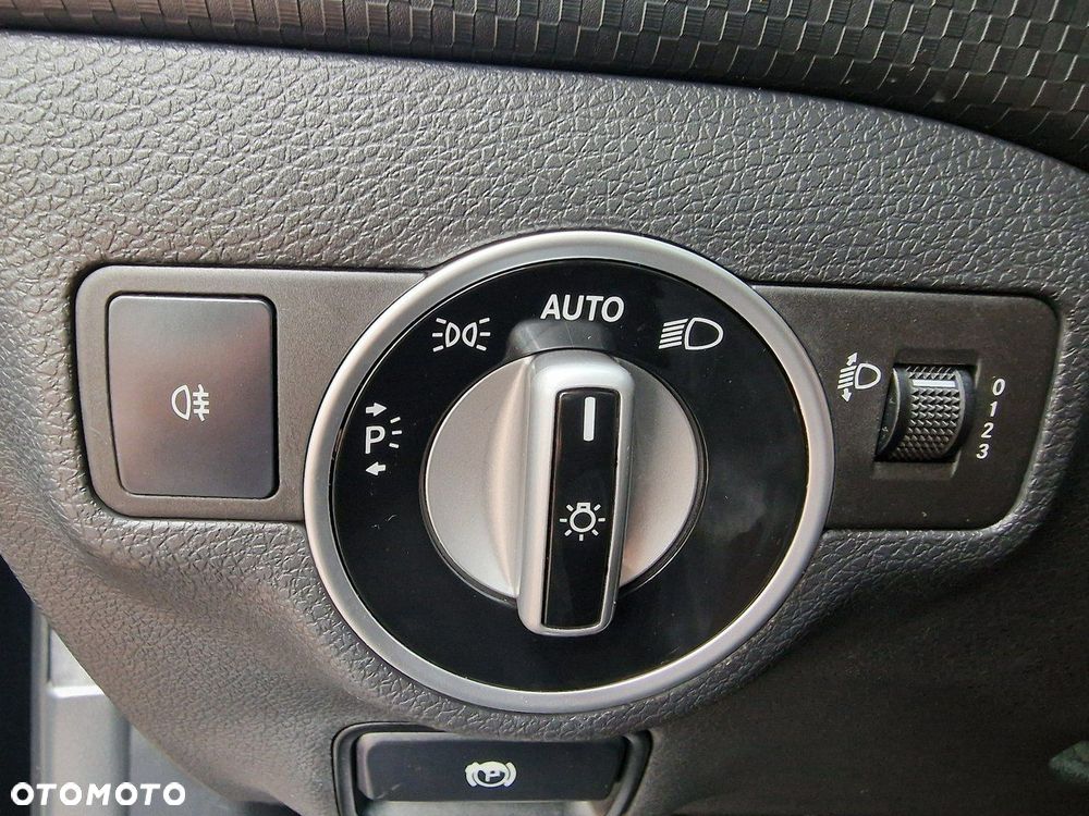 Mercedes-Benz Klasa A 180 (BlueEFFICIENCY) Urban - 35