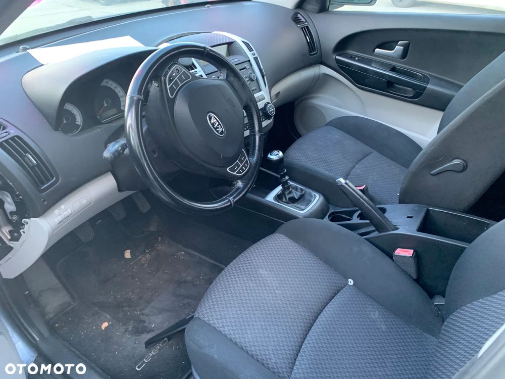 KIA CEED 2008 *SAMOCHÓD NA CZĘŚCI* 2833 MASKA, LAMPA, DRZWI, LUSTERKO, ZDERZAK, GRILL, BŁOTNIK, KLAPA, BELKA, DESKA, FOTELE, KANAPA, ĆWIARTKA, KIEROWNICA, TACZE, ZACISKI, ZAWIESZENIE, KOMPLETNY PRZÓD, KOMPLETNY TYŁ, LICZNIK, ZEGARY, PRAWE LEWE PRZÓD TYŁ - 5