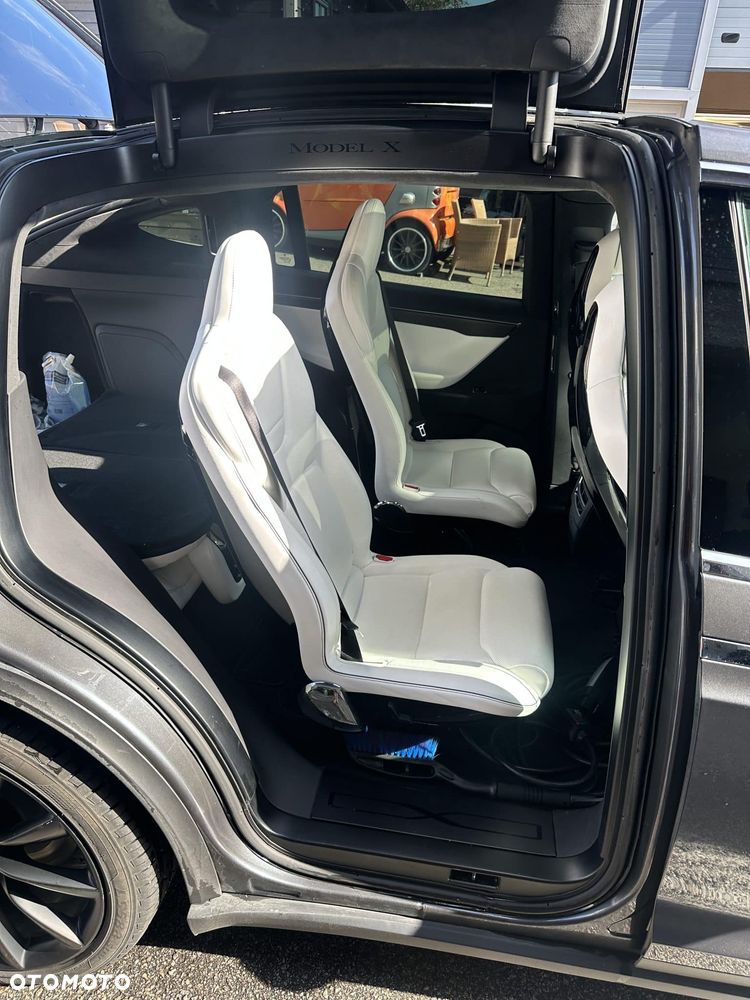Tesla Model X - 19