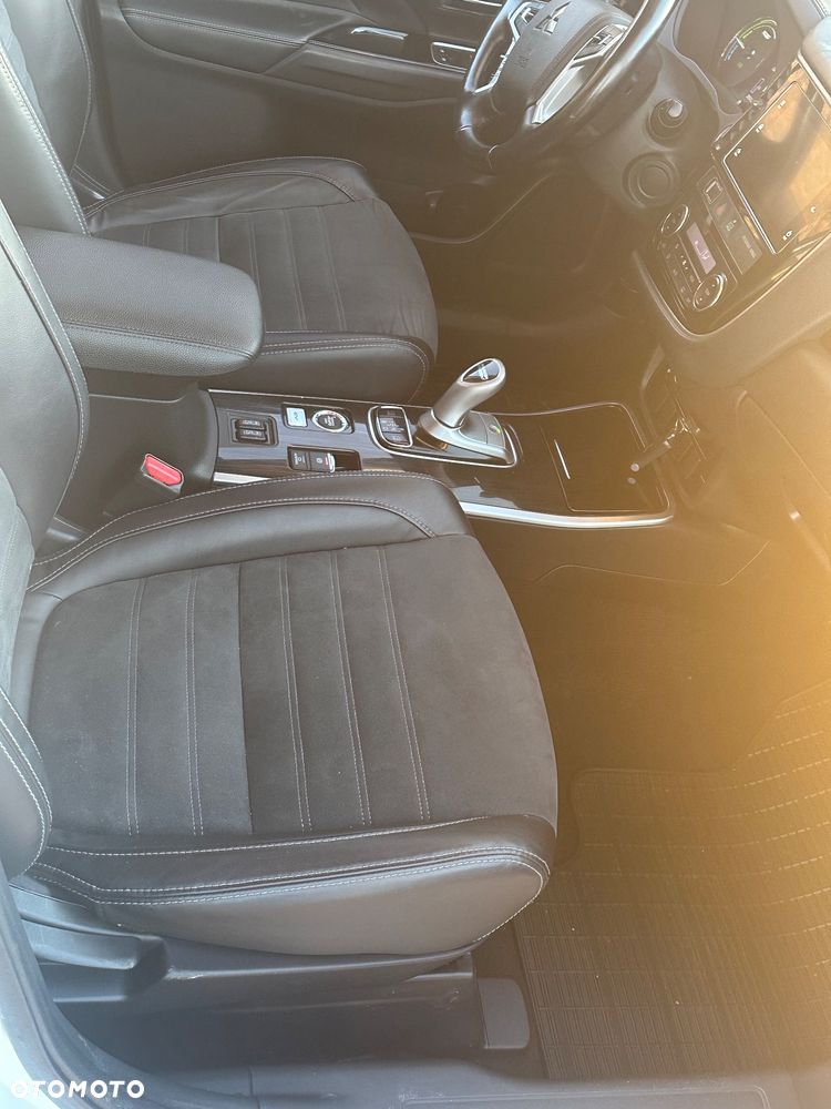 Mitsubishi Outlander 2.0 4WD Plus - 7