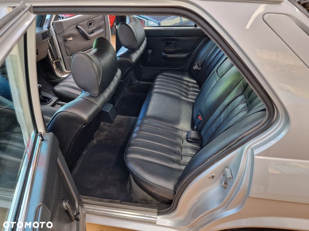 BMW Seria 5 520i - 24