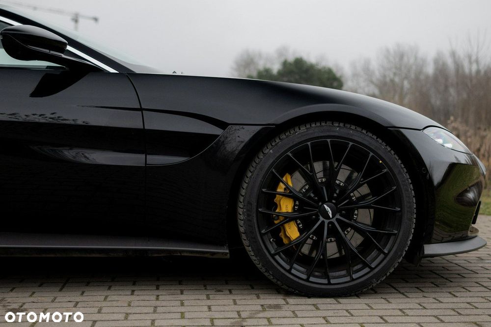 Aston Martin Vantage - 9