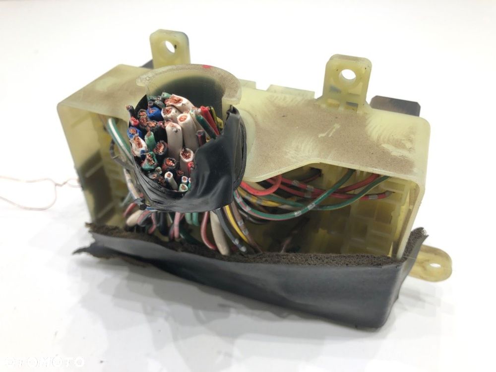 SKRZYNKA BEZPIECZNIKÓW  ISUZU RODEO samochód terenowy zamknięty 1997 - 2004 3.2 V6 151 kW [205 - 2