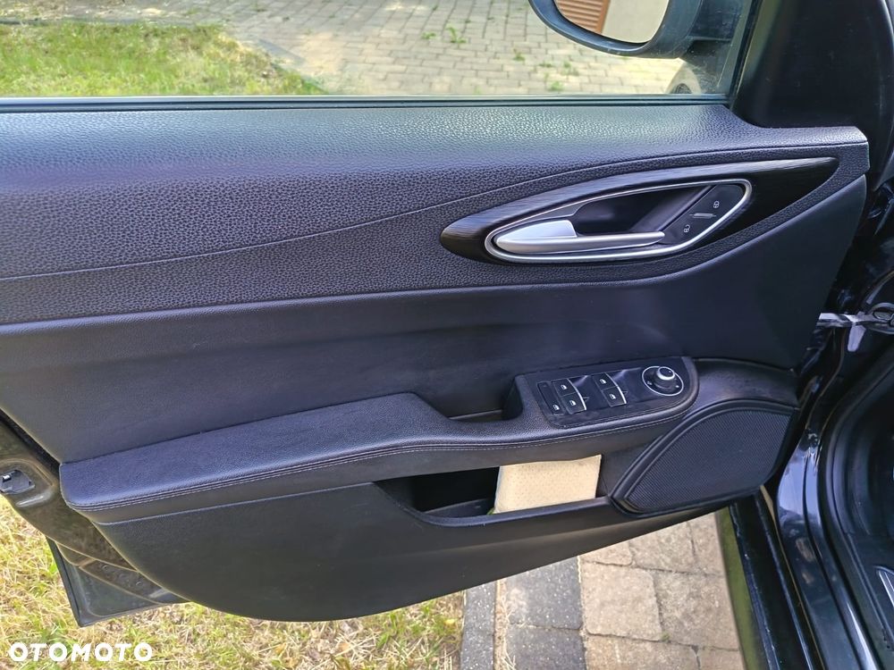 Alfa Romeo Giulia 2.0 Turbo 16V AT8 Veloce Ti - 3