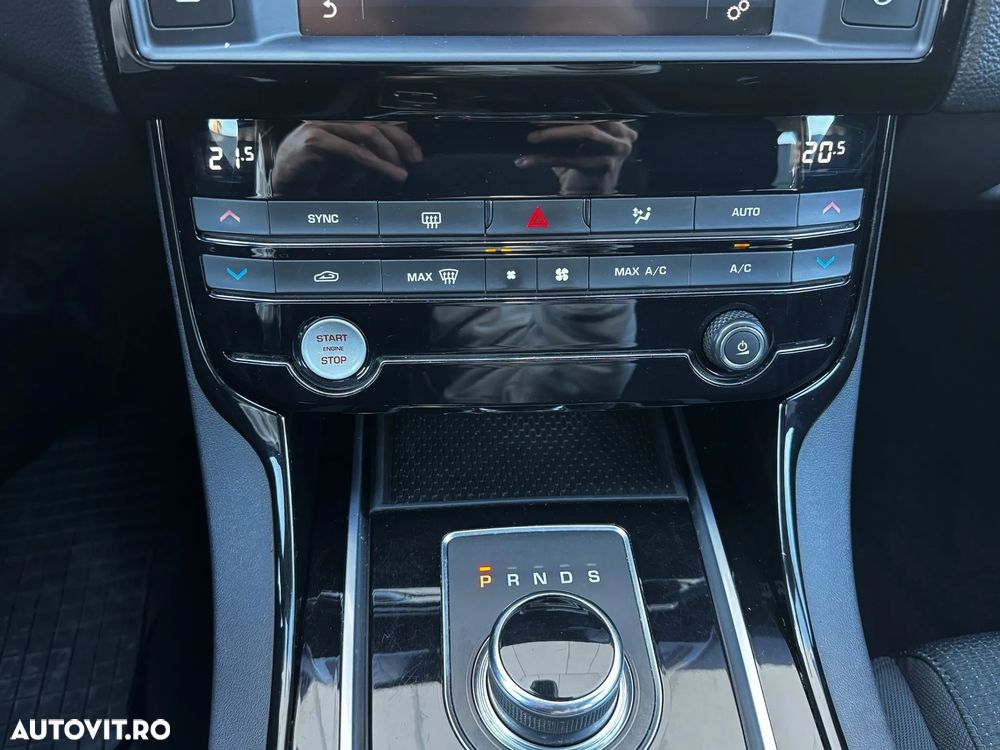 Jaguar XE 2.0 Prestige - 13
