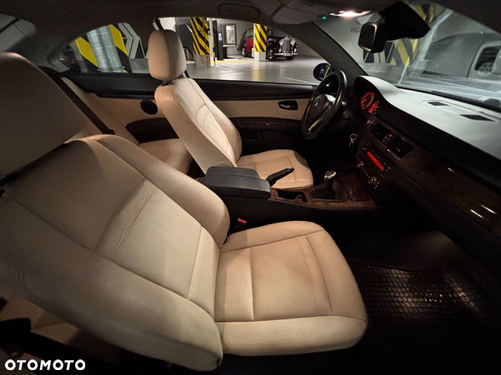 BMW Seria 3 325i M Sport Edition - 12