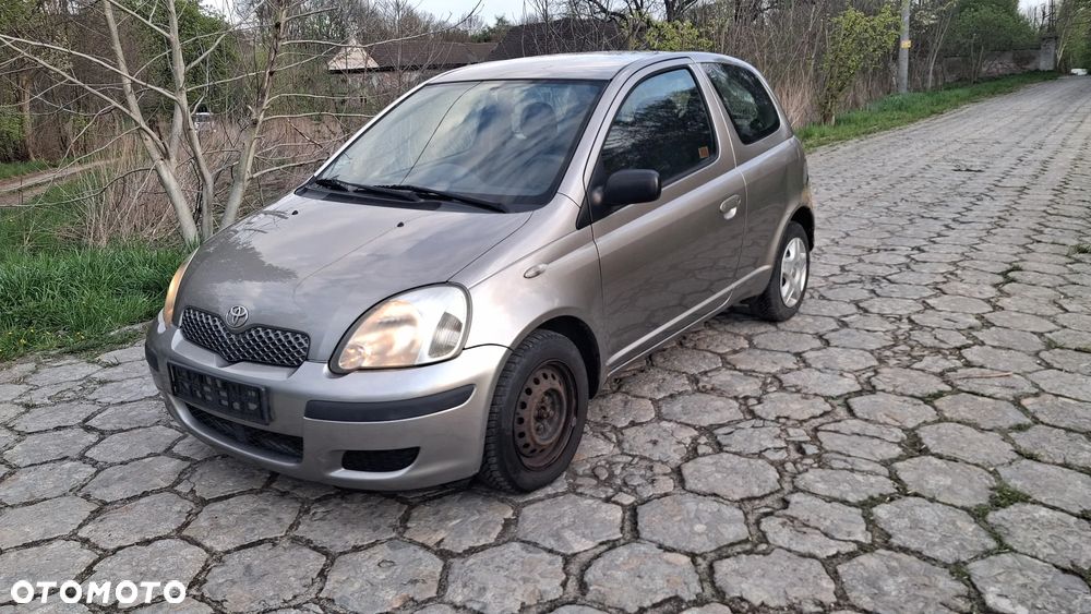 Na części Toyota Yaris I LIFT P1 silnik 1.0 1SZ-FE VVY-i lakier 1D2 skrzynia maska zderzak drzwi klapa szyba fotel kanapa lusterko lampa deska GWARANCJA !!! Przód Tył Zestaw Komplet Drzwi Klapa Zderzak Błotnik Maska Grill Atrapa Szyba Pas Lampa Lusterko Boczki Fotel Kanapa Kokpit Deska Rozdzielcza Przełącznik Włącznik Sterownik Przewody Wiązka Instalacja Moduł Komputer Czujnik Listwa Pompa Alternator Wtryski Głowica Rozrusznik Kompresor Sprzęgło Dwumas Silnik  Skrzynia ABS Klimatyzacji Paliwa Wspomagania Kolektor Turbina Przepustnica Zawór Chłodnica Koło Hak Belka Sanki Zawieszenie Mcpherson Półoś Amortyzator Wydech Tłumik Zacisk Most - 3