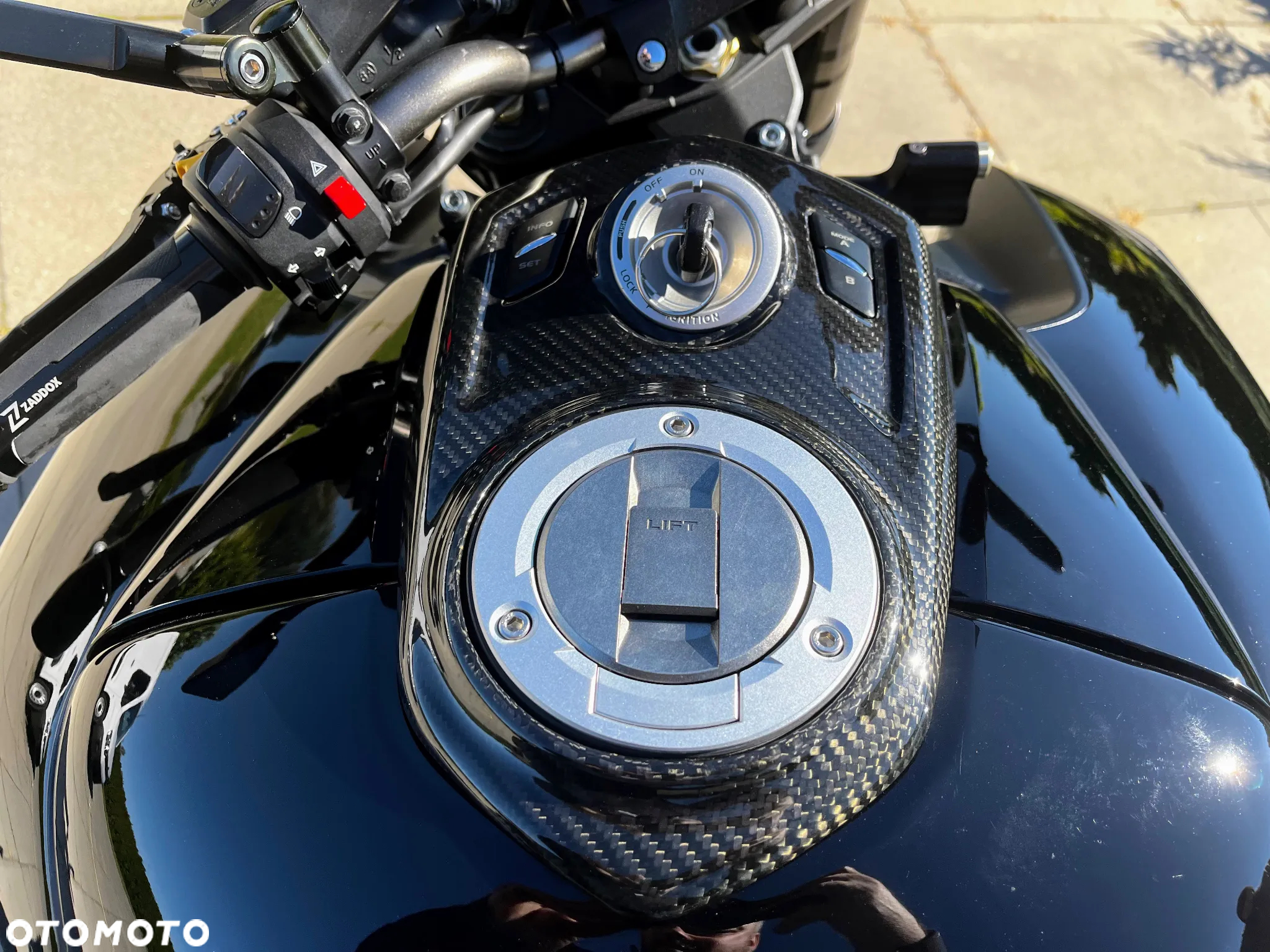 Suzuki GSX - 16