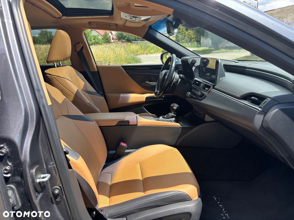 Lexus ES 300h Business Edition - 34