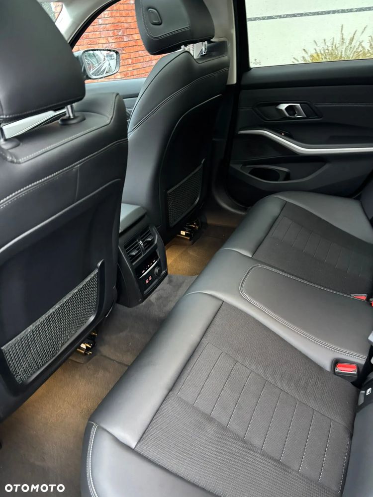 BMW Seria 3 318d Touring - 12