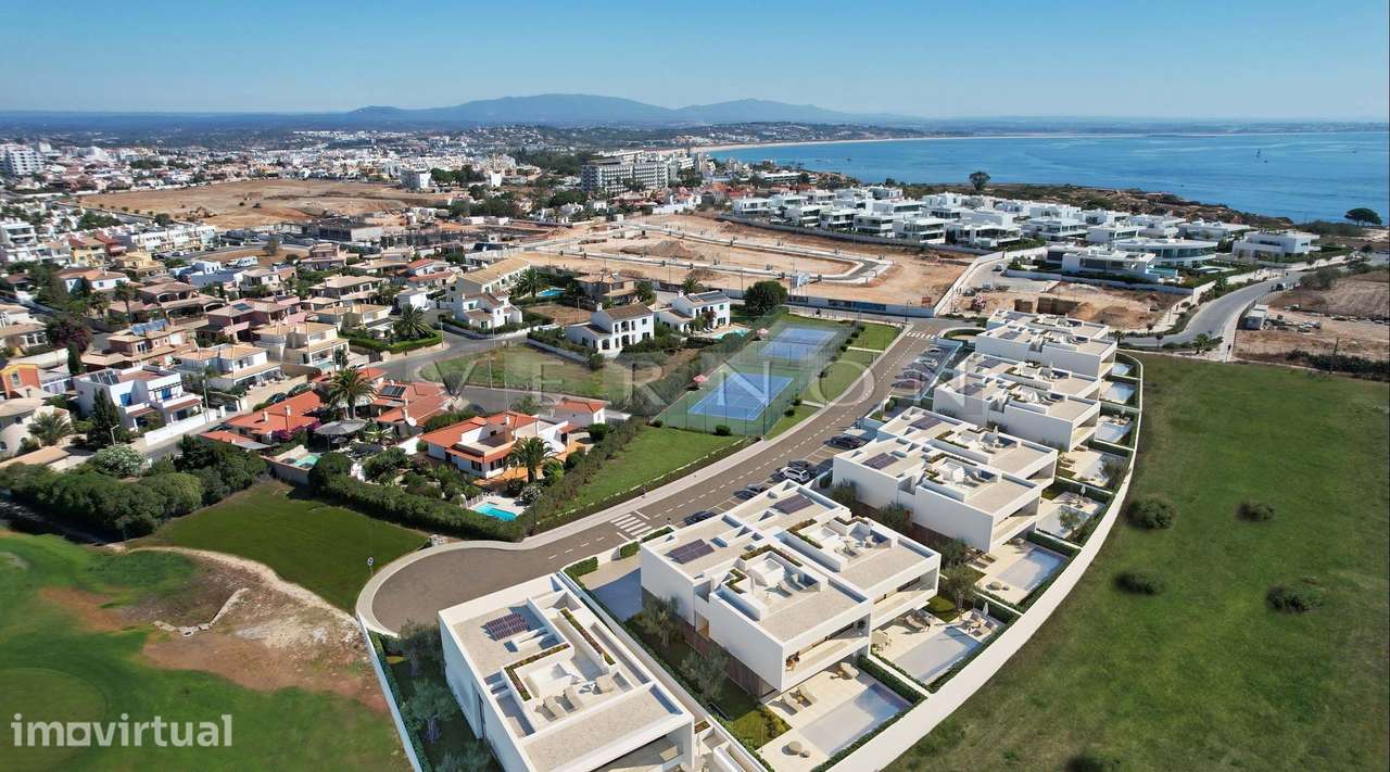 Moradia T4 de luxo com piscina e garagem na primeira linha de mar em L - Grande imagem: 2/12