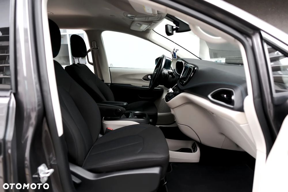 Chrysler Pacifica - 16