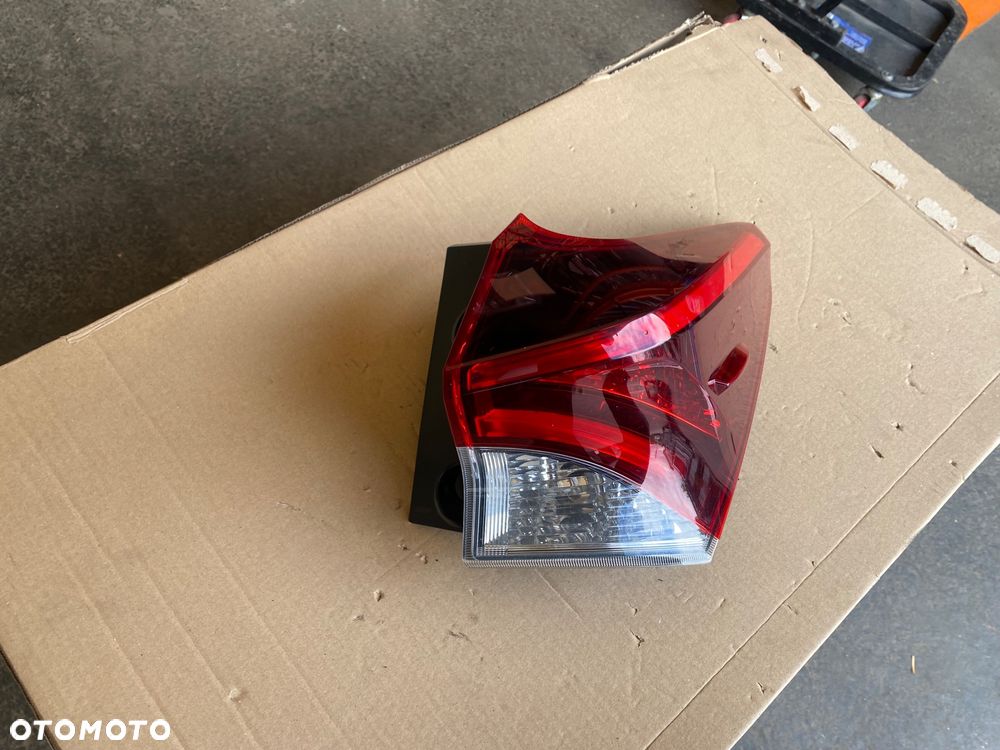 TOYOTA AURIS 2 II LIFT KOMBI LAMPA TYLNA PRAWA  EUROPA PRAWY TYŁ W BŁOTNIK  Europa W-wa - 4