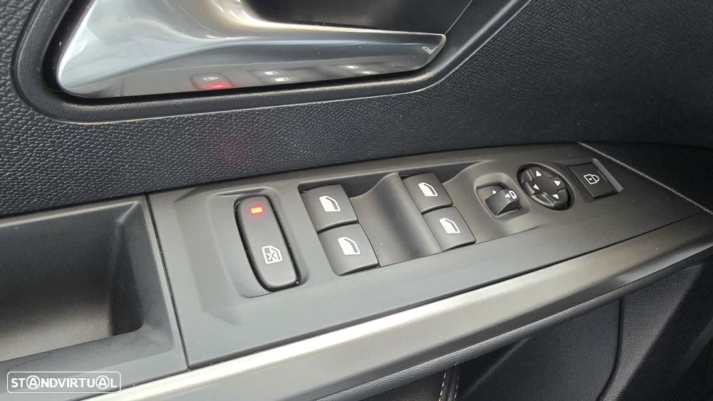 Peugeot 5008 1.2 Hybrid Allure e-DCS6 - 31