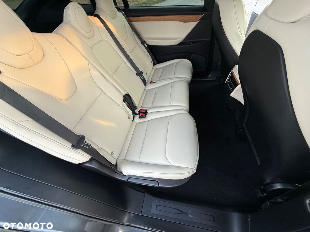 Tesla Model X - 14