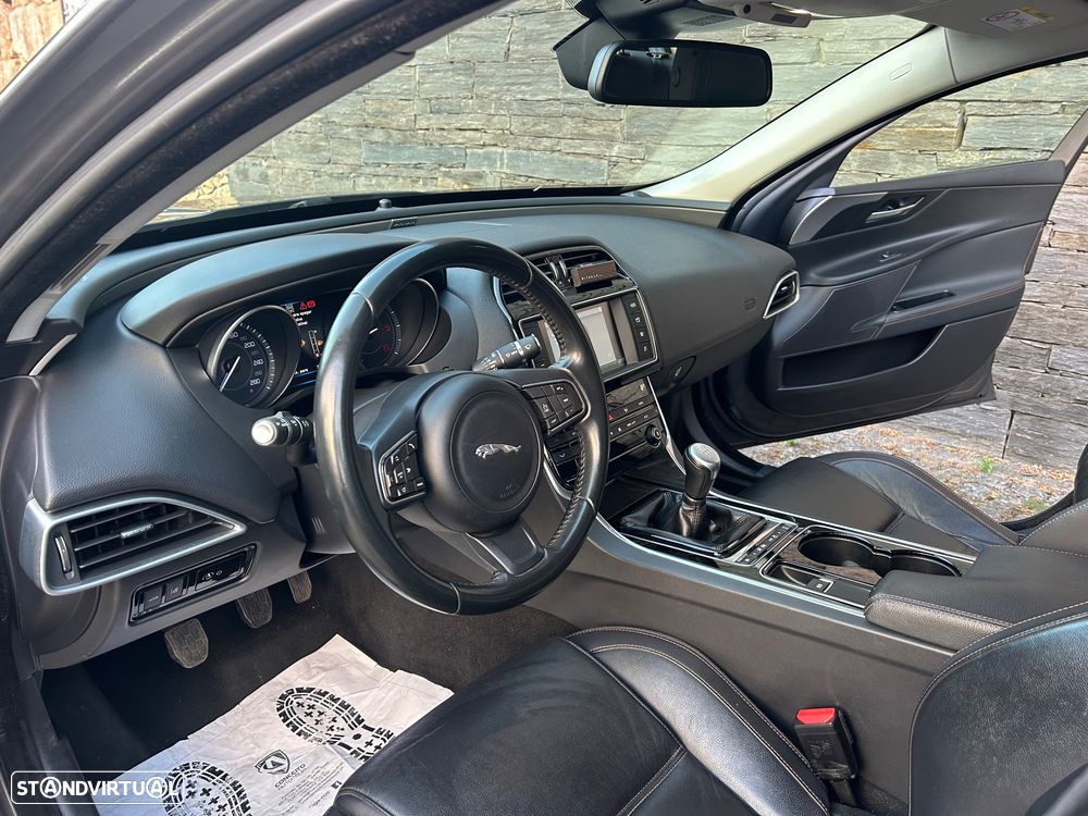 Jaguar XE 2.0 D Portfolio - 11