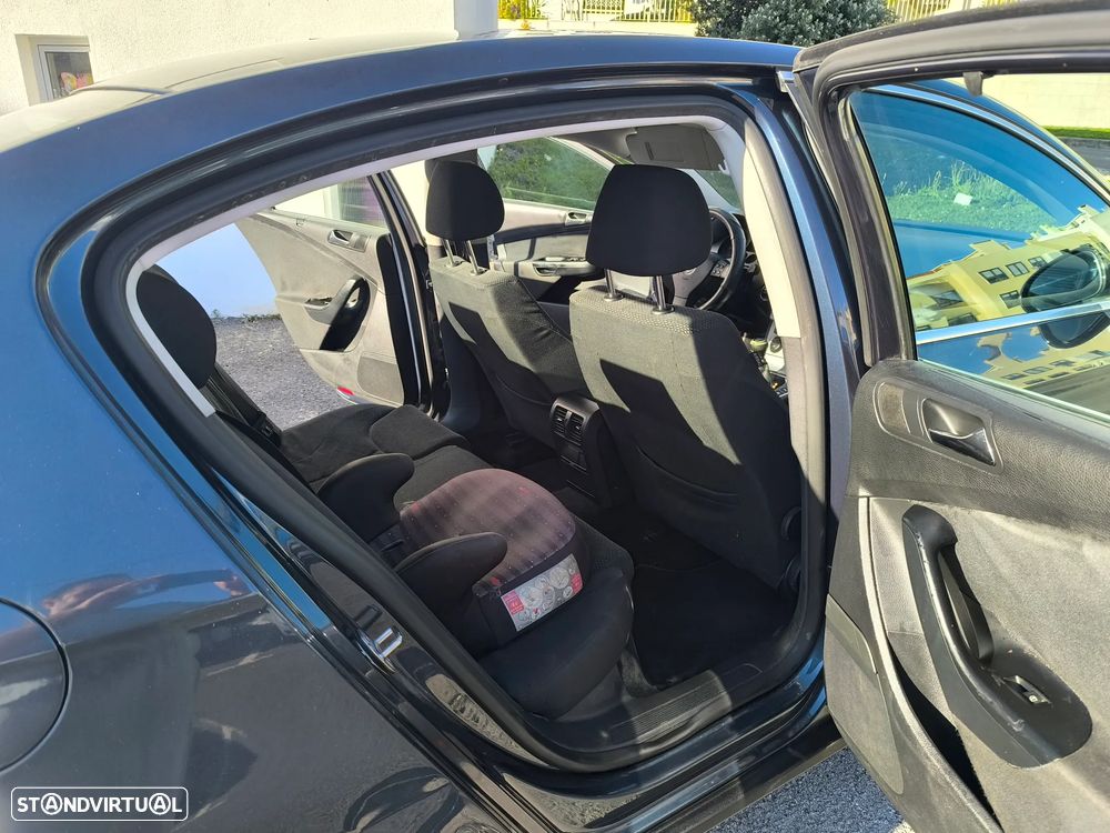 VW Passat 2.0 TDI Confortline - 8