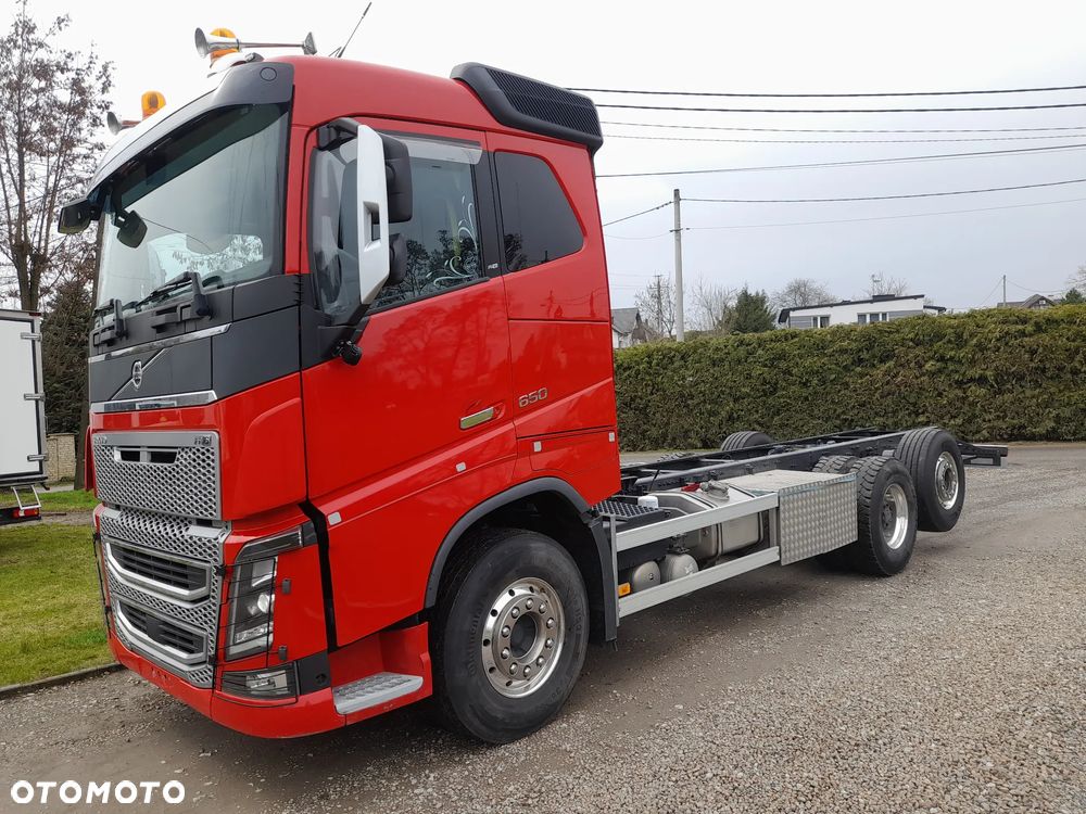 Volvo FH 16 650koni 6x2 OŚ SKRĘTNA PODNOSZONA // JEDYNY TAKI// RAMA DO ZABUDOWY// HDS dzwig żuraw do lasu drewna tarcicy // DO ŻYWCA// asenizacyjny// HOLOWNIK// FULL opcja ze SZWAJCARI - 1