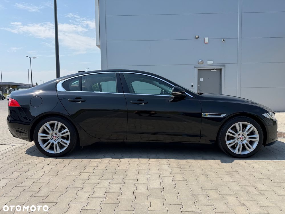 Jaguar XE 2.0 T Portfolio - 15
