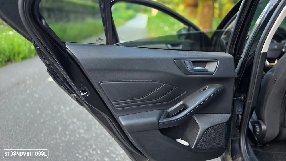 Ford Focus 1.0 EcoBoost S&S ST-LINE X - 24