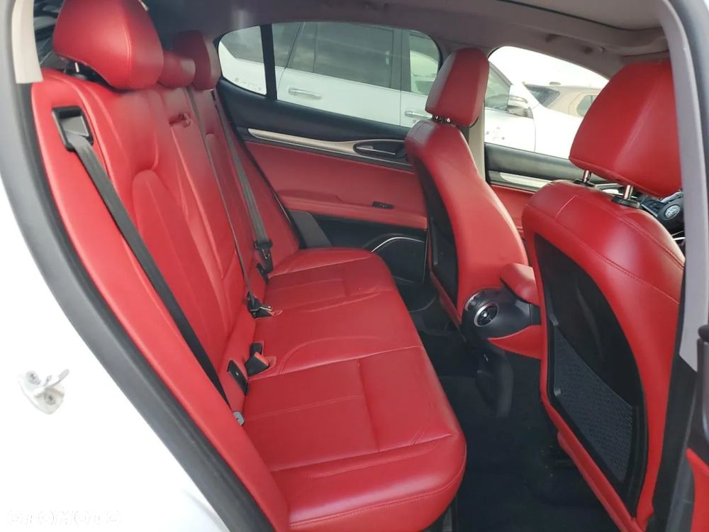 Alfa Romeo Stelvio - 9