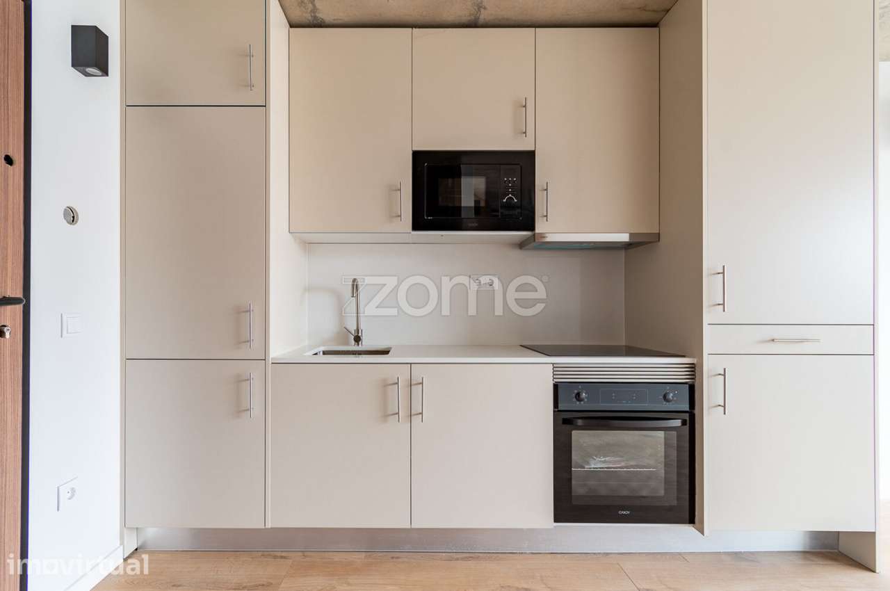 Apartamento T1 com varanda e lugar de garagem em Monte dos Burgos - Grande imagem: 2/24