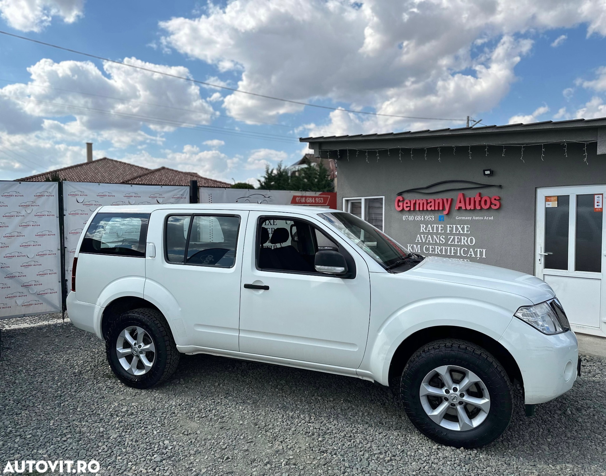 Nissan Pathfinder - 2