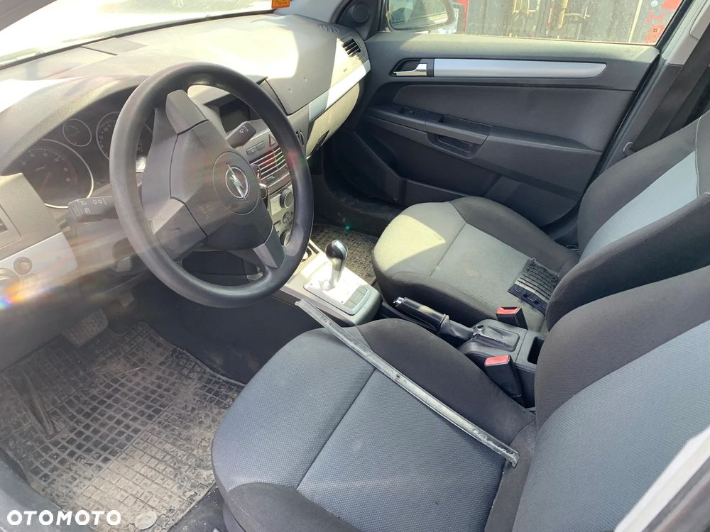 OPEL ASTRA 4737 *SAMOCHÓD NA CZĘŚCI* 2004 MASKA, LAMPA, DRZWI, LUSTERKO, ZDERZAK, GRILL, BŁOTNIK, KLAPA, BELKA, DESKA, FOTELE, KANAPA, ĆWIARTKA KIEROWNICA, TARCZE, ZACISKI, ZAWIESZENIE, KOMPLETNY PRZÓD, KOMPLETNY TYŁ, LICZNIK, ZEGARY, PRAWE LEWE PRZÓD TYŁ - 5