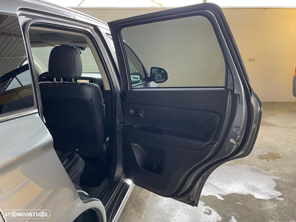 Mitsubishi Outlander 2.0 MIVEC Instyle Navi+ - 29
