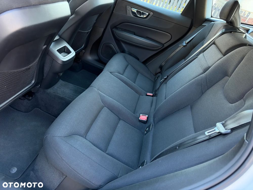 Volvo XC 60 B4 B Momentum Pro - 32