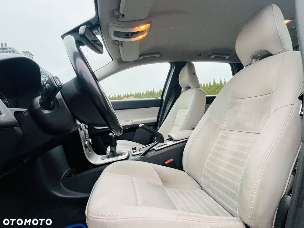 Volvo V50 D5 Momentum - 8