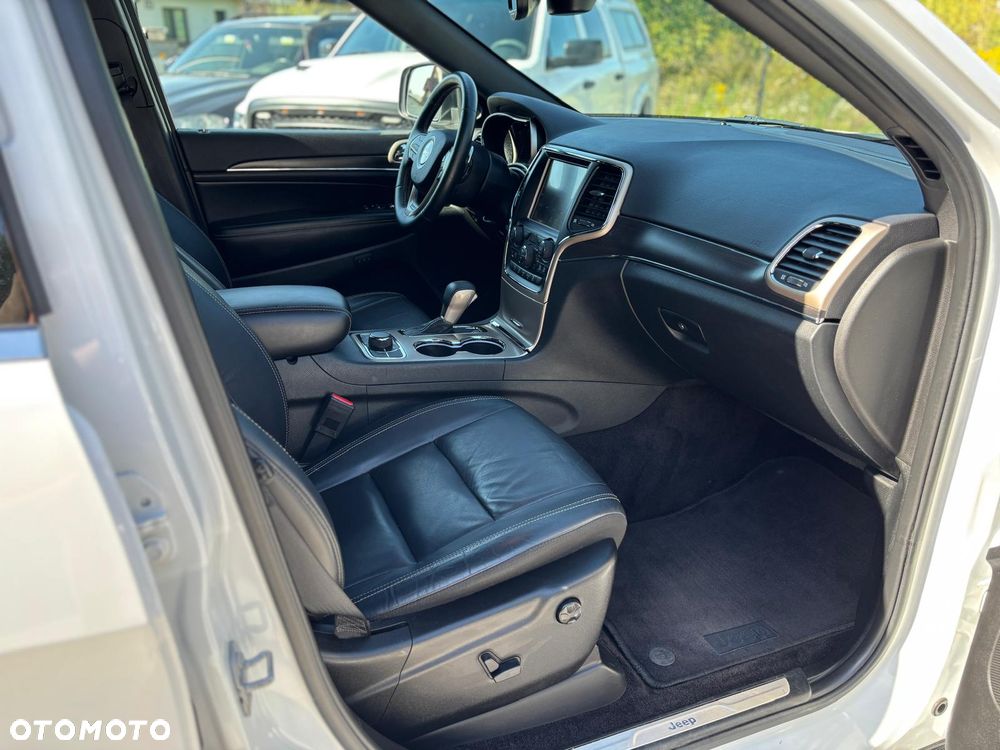 Jeep Grand Cherokee - 32