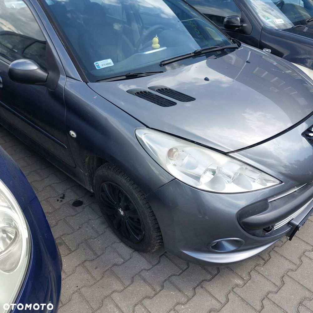 PEUGEOT 206 lampa prawa przód