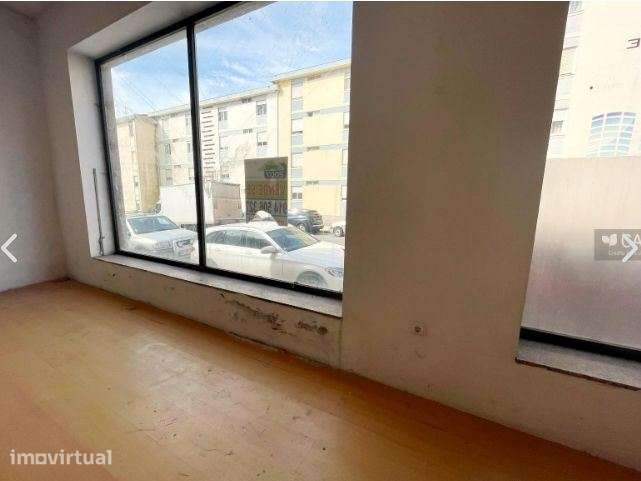 Loja com um total de 689 m² de área bruta de construção, situada no... - Grande imagem: 3/15