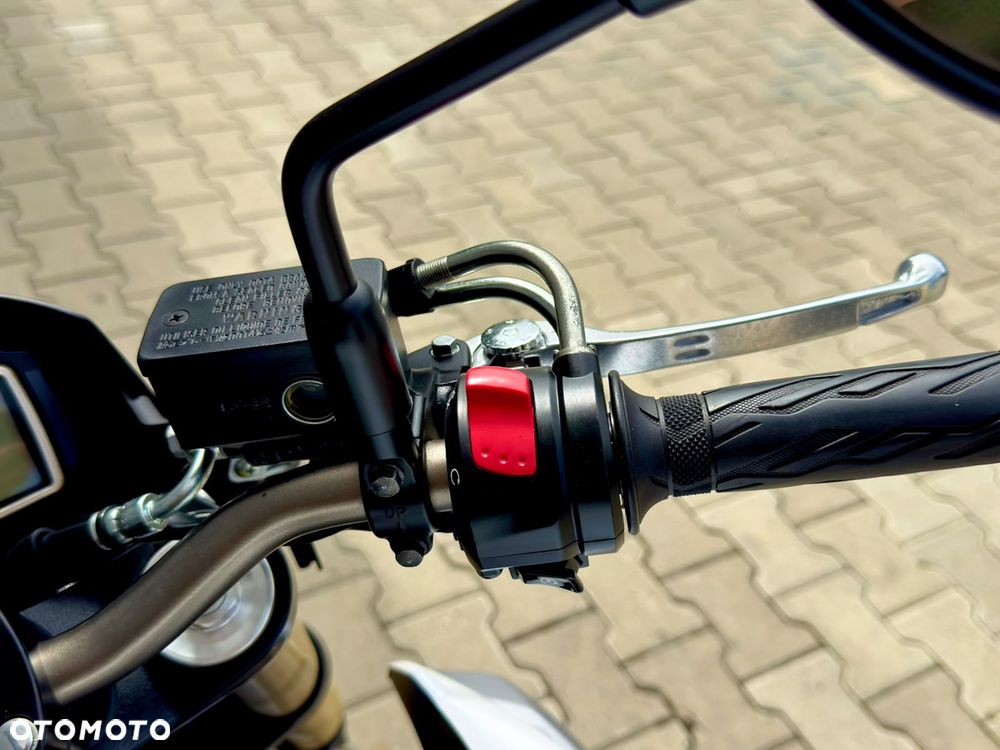 Suzuki GSR - 18