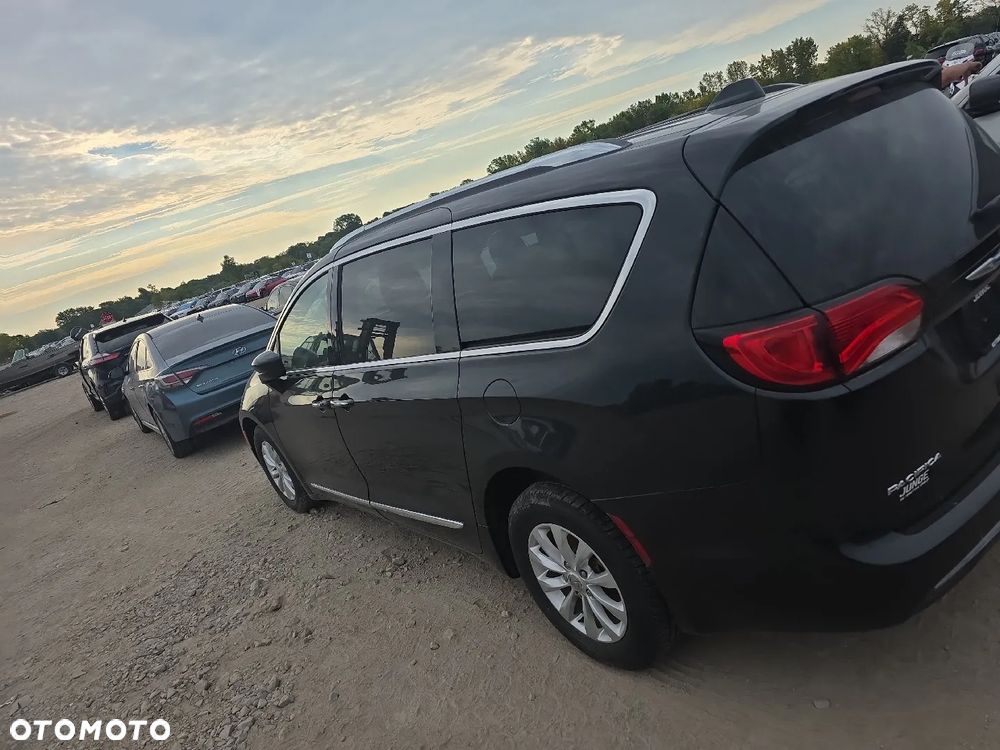 Chrysler Pacifica - 2